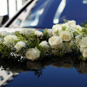 Svatební květiny na auto z růží, chryzantémy a eucalyptu