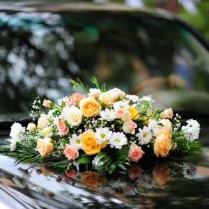 Svatební květiny na auto z růží, chryzantémy a gypsophily