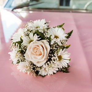 Svatební květiny na auto z růže, chryzantémy a gypsophily