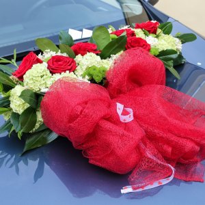 Svatební květiny na auto z růží, chryzantémy a hortenzie
