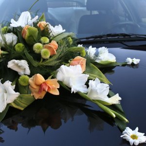 Svatební květiny na auto z růží, chryzantemy a mečíku