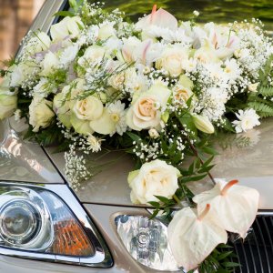 Svatební květiny na auto z růže, chryzantémy, gypsophily, anthurie, lilie a eucalyptu