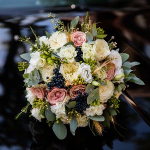 Svatební květiny na auto z růží, frézie a eucalyptu