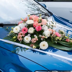 Svatební květiny na auto z růží, eustomy a chryzantémy