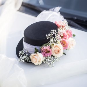 Svatební květiny na auto z eustomy, růží a gypsophily