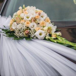 Svatební květiny na auto z růží, eustomy a gypsophily