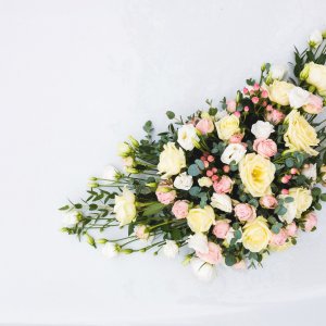 Svatební květiny na auto z růží, eustomy, hypericum a eucalyptu
