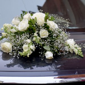 Svatební květiny na auto z růží, frézií a gypsophily
