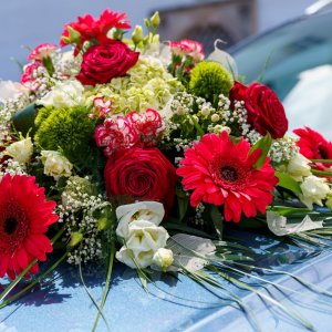 Svatební květiny na auto z růží, hortenzie,gerbery a gypsophily 