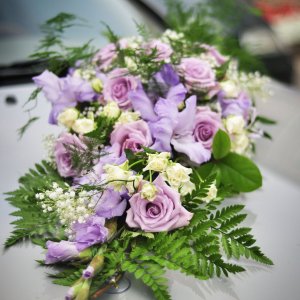 Svatební květiny na auto z růží, gypsophily a arachniodesu