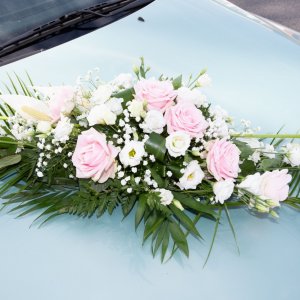 Svatební květiny na auto z růží, gypsophily, ruskusu a arachniodesu