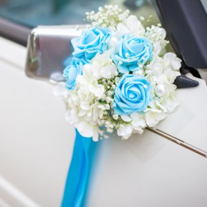 Svatební květiny na auto z růží, hortenzie a gypsophily 