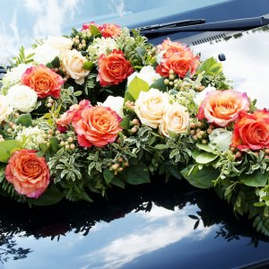 Svatební květiny na auto z růží, hypericum, eucalyptu a arachniodesu