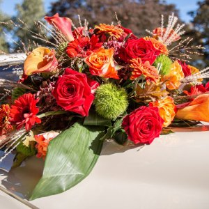 Svatební květiny na auto z růží,kaly a gerbery