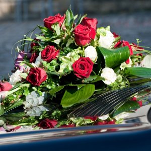 Svatební květiny na auto z růží,kaly a ruskusu