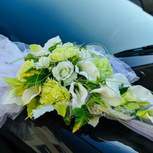Svatební květiny na auto z růží, kaly, hortenzie a arachniodesu