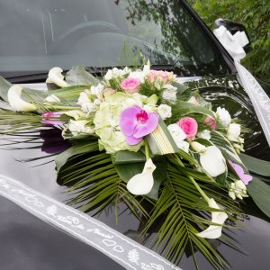 Svatební květiny na auto z růží, kaly, orchideje a hortenzie