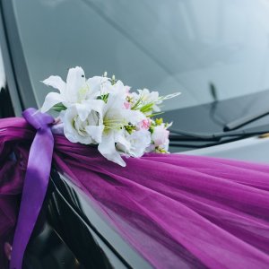 Svatební květiny na auto z růží a lilií