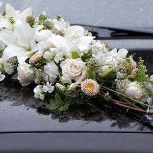 Svatební květiny na auto z růže, lilií, chryzantémy a gypsophily