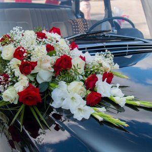 Svatební květiny na auto z růží, mečíku a gypsophily
