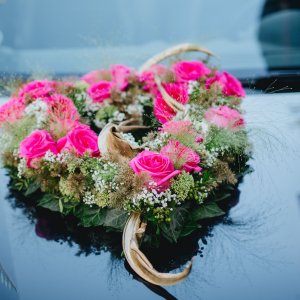 Svatební květiny na auto z růžových růží a gypsophily