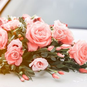 Svatební květiny na auto z růžových růží a hypericum