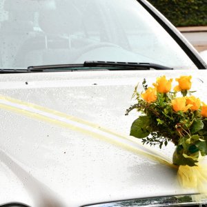Svatební květiny na auto ze žlutých růží