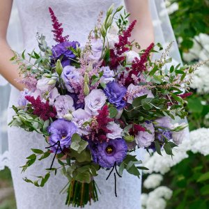 Svatební kytice pro nevěstu z astilbe, eustomy a eucalyptu