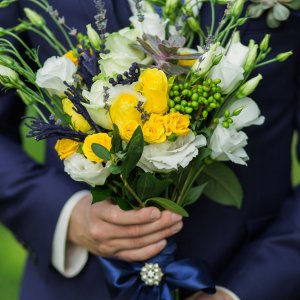 Svatební kytice pro nevěstu z bílých a žlutých růží