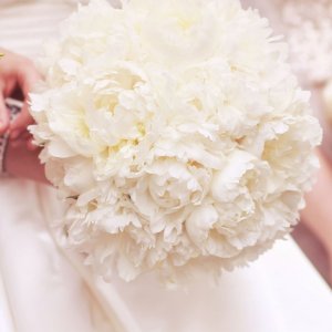 Svatební kytice pro nevěstu z bílých pivoněk