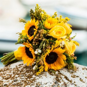 Svatební kytice pro nevěstu z růží a slunečnice
