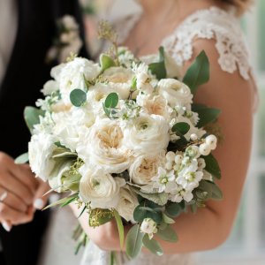 Svatební kytice pro nevěstu z bílých růží, eucalyptu a hypericum coco