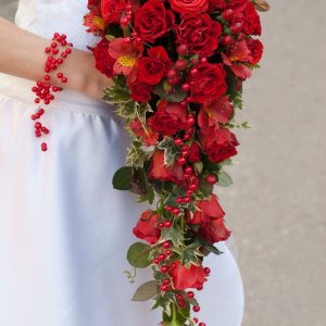 Svatební kytice pro nevěstu z červených růží 