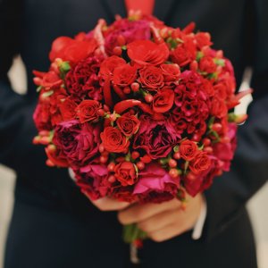 Svatební kytice pro nevěstu z červených růží a hortenzie 