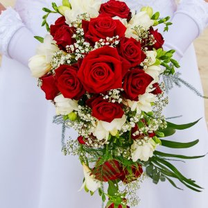Svatební kytice pro nevěstu z červených růží, frézie a gypsophily