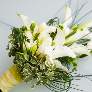 Svatební kytice pro nevěstu z kaly a frézie