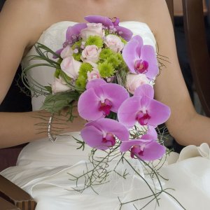 Svatební korsáž pro svědka z růží, chryzantemy a orchideje