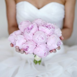 Svatební kytice pro nevěstu z pivoněk