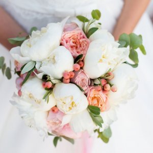 Svatební kytice pro nevěstu z pivoněk a hypericum coco