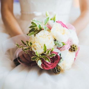Svatební kytice pro nevěstu z růží a pivoněk