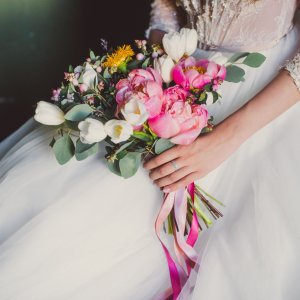 Svatební kytice pro nevěstu z pivoněk, tulipánů a eucalyptu