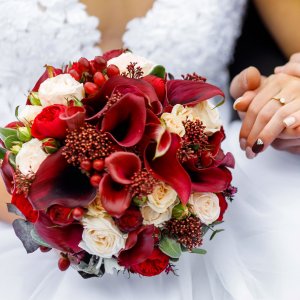 Svatební kytice pro nevěstu z růží  a kaly