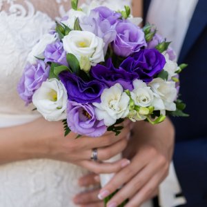 Svatební kytice pro nevěstu z růží 