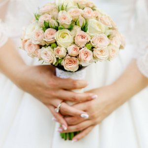 Svatební kytice pro nevěstu z růží