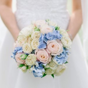 Svatební kytice pro nevěstu z růží a astilbe
