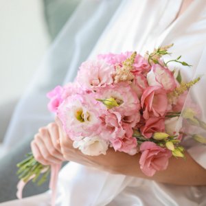 Svatební kytice pro nevěstu z růží a astilbe