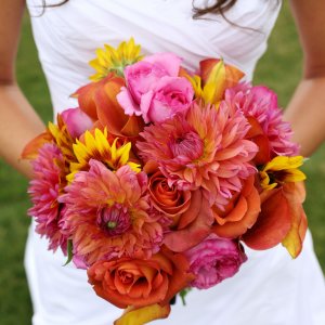 Svatební kytice pro nevěstu z růží a chryzantémy