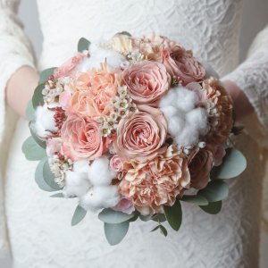 Svatební kytice pro nevěstu z růží a eucalyptu