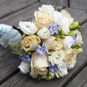 Svatební kytice pro nevěstu z růží a frézie