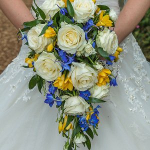 Svatební kytice pro nevěstu z růží a frézie